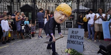 Ο μόνος τρόπος να βγει η Βρετανία από το αδιέξοδο είναι ο συμβιβασμός