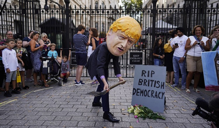 Ο μόνος τρόπος να βγει η Βρετανία από το αδιέξοδο είναι ο συμβιβασμός