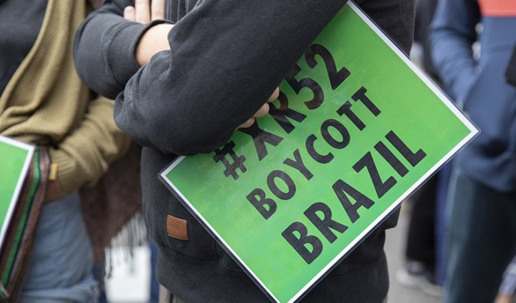 Μαζί με τον Αμαζόνιο καταστρέφεται και η διεθνής εικόνα της Βραζιλίας