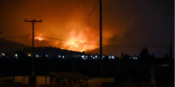 Ολονύχτια μάχη με τις φλόγες στην Εύβοια – Με μπουλντόζες σταμάτησαν τη φωτιά προς τα Ψαχνά