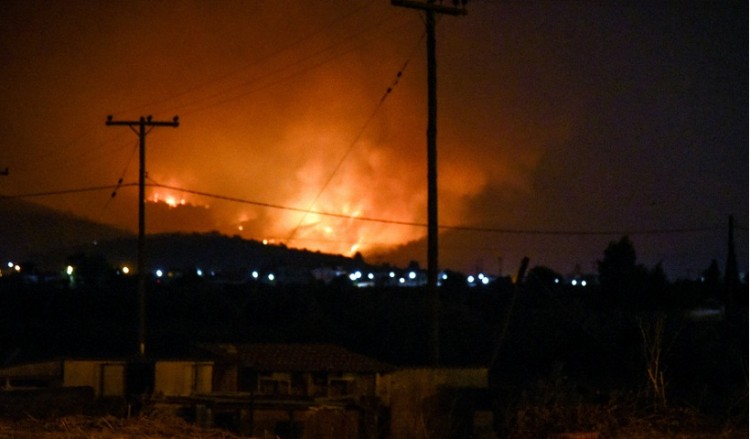 Ολονύχτια μάχη με τις φλόγες στην Εύβοια – Με μπουλντόζες σταμάτησαν τη φωτιά προς τα Ψαχνά