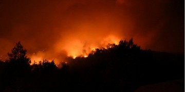 Ενίσχυση ανέμων τη νύχτα στην πυρκαγιά της Εύβοιας