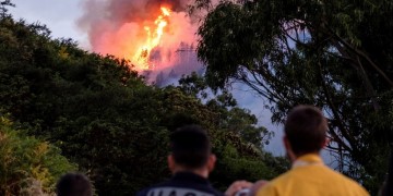 Μαίνεται η φωτιά στην Γκραν Κανάρια – Απομακρύνθηκαν 8.000 άνθρωποι