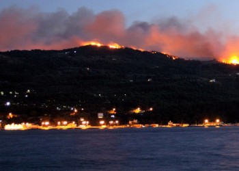 Μαίνεται η φωτιά στη Σάμο – Εκκενώθηκαν ξενοδοχεία