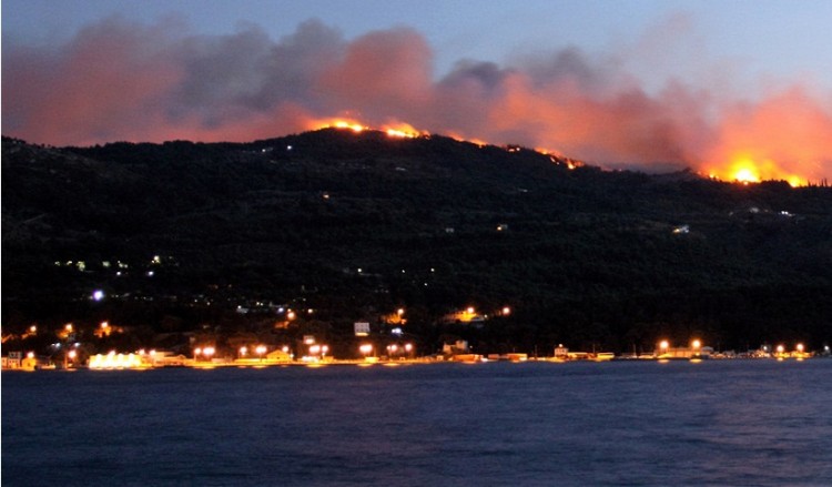 Μαίνεται η φωτιά στη Σάμο – Εκκενώθηκαν ξενοδοχεία