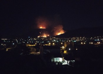 Μεγάλη φωτιά στον Υμηττό – Είναι ορατή από πολλά σημεία της Αθήνας (φωτο)