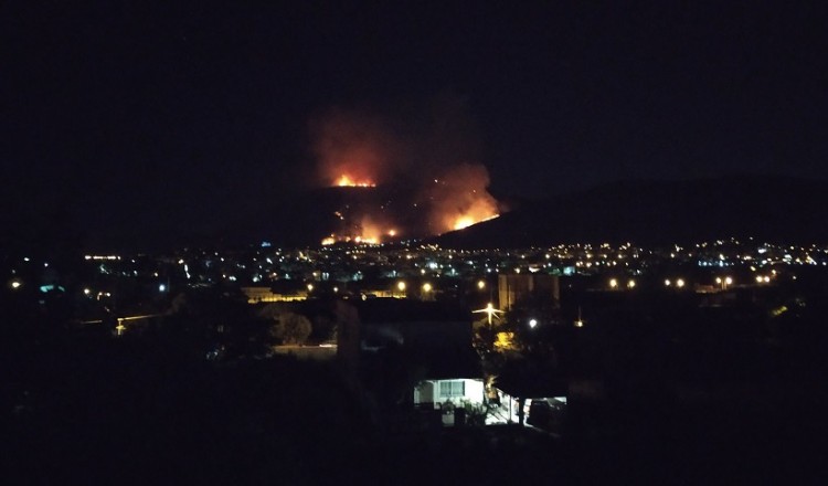 Μεγάλη φωτιά στον Υμηττό – Είναι ορατή από πολλά σημεία της Αθήνας (φωτο)