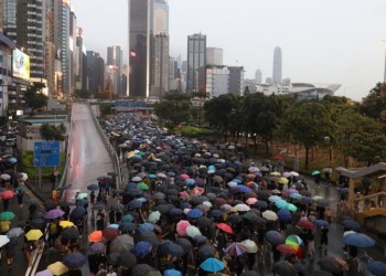 Δεκάδες χιλιάδες ξανά στους δρόμους του Χονγκ Κονγκ, παρά τις κινεζικές απειλές (βίντεο)