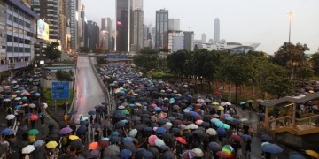 Δεκάδες χιλιάδες ξανά στους δρόμους του Χονγκ Κονγκ, παρά τις κινεζικές απειλές (βίντεο)