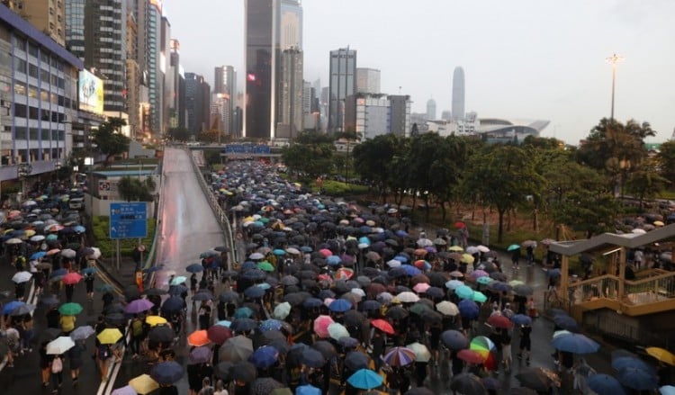 Δεκάδες χιλιάδες ξανά στους δρόμους του Χονγκ Κονγκ, παρά τις κινεζικές απειλές (βίντεο)