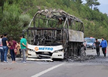 Στις φλόγες τυλίχθηκε λεωφορείο στο Βιθύνιο του Πόντου (βίντεο)