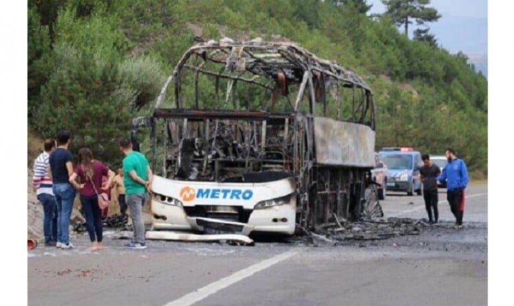 Στις φλόγες τυλίχθηκε λεωφορείο στο Βιθύνιο του Πόντου (βίντεο)