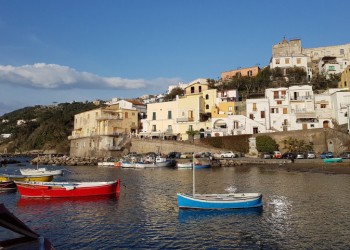 Ιταλία: Δήμαρχος της Λέγκας απαγορεύει το προκλητικό ντύσιμο και την επαιτεία