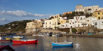 Ιταλία: Δήμαρχος της Λέγκας απαγορεύει το προκλητικό ντύσιμο και την επαιτεία