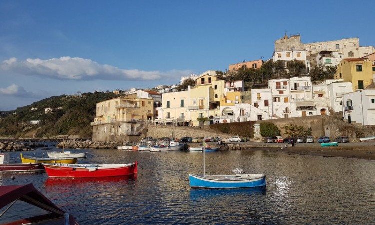 Ιταλία: Δήμαρχος της Λέγκας απαγορεύει το προκλητικό ντύσιμο και την επαιτεία