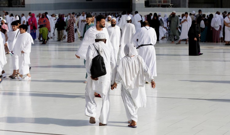 Πάνω από δύο εκατομμύρια μουσουλμάνοι αρχίζουν το προσκύνημα στη Μέκκα