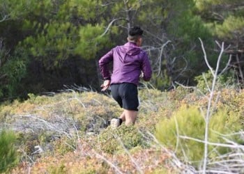 17χρονος Αφγανός λάτρης των αγώνων μεγάλων αποστάσεων τρέχει από τον Λευκό Πύργο έως τον Άγιο Αθανάσιο