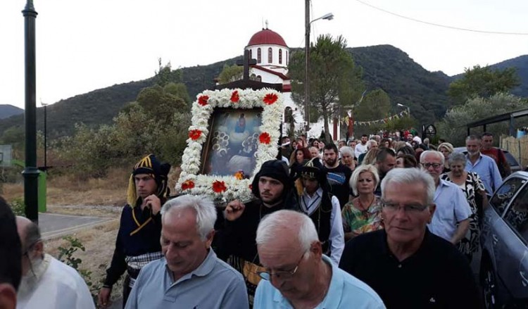 Με ποντιακές φορεσιές η περιφορά της εικόνας στο Μπαμπαλιό Αιτωλοακαρνανίας