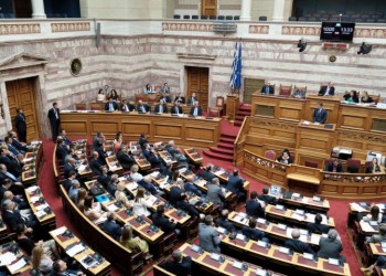 Στη Βουλή δύο νομοσχέδια, ανεβαίνει το πολιτικό θερμόμετρο