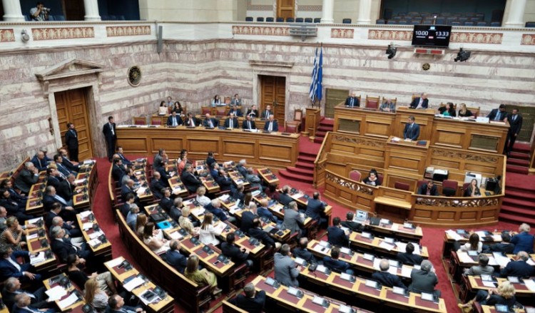 Στη Βουλή δύο νομοσχέδια, ανεβαίνει το πολιτικό θερμόμετρο