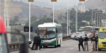 Ένοπλος κρατά ομήρους επιβάτες λεωφορείου στο Ρίο ντε Ζανέιρο