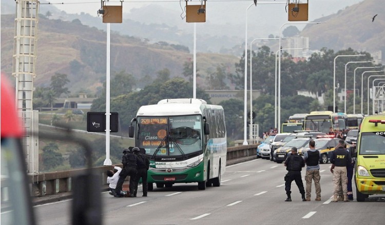 Ένοπλος κρατά ομήρους επιβάτες λεωφορείου στο Ρίο ντε Ζανέιρο