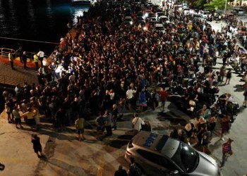 Σαμοθράκη: Ουρές, ταλαιπωρία και εντάσεις για μια θέση στο πλοίο