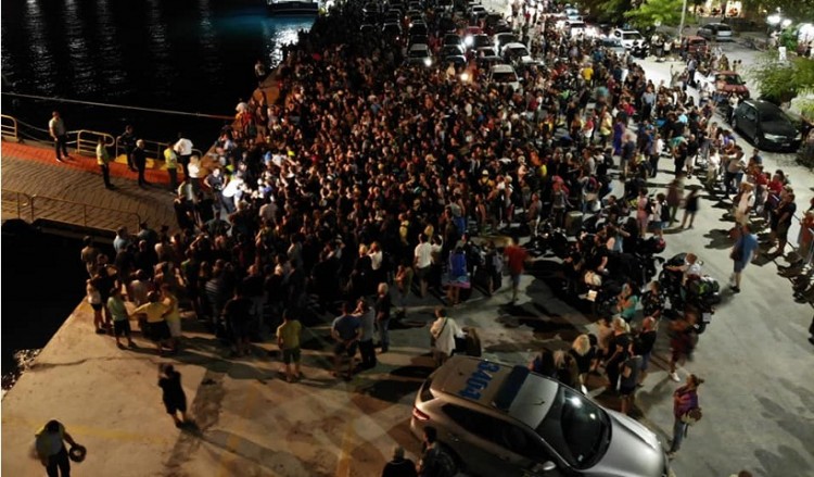 Σαμοθράκη: Ουρές, ταλαιπωρία και εντάσεις για μια θέση στο πλοίο