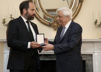 Το παράσημο του Ταξιάρχη του Φοίνικος στον Φρίξο Παπαχρηστίδη