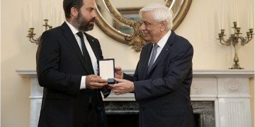 Το παράσημο του Ταξιάρχη του Φοίνικος στον Φρίξο Παπαχρηστίδη