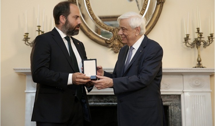 Το παράσημο του Ταξιάρχη του Φοίνικος στον Φρίξο Παπαχρηστίδη