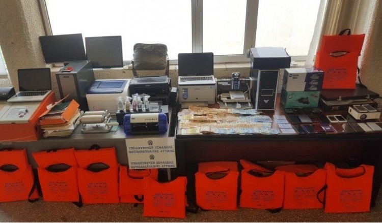 Εργαστήρια πλαστών εγγράφων σε Ελληνικό και Γλυφάδα εντόπισε η ΕΛΑΣ