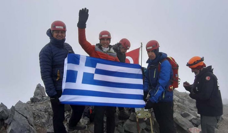 Η ελληνική σημαία στο ψηλότερο σημείο των Ποντικών Άλπεων – Μιλά στο Pontos News ένας εκ των ορειβατών