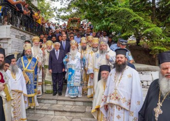 Η λεβέντικη σέρρα παρουσία του Προκόπη Παυλόπουλου στην Παναγία Σουμελά (βίντεο)