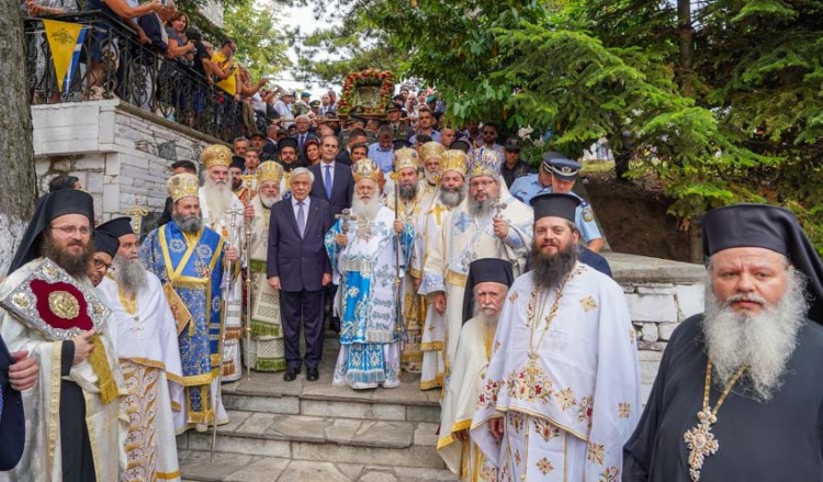 Η λεβέντικη σέρρα παρουσία του Προκόπη Παυλόπουλου στην Παναγία Σουμελά (βίντεο)