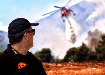 Φωτιά Ελαφόνησος: Ενισχύονται οι δυνάμεις, εκκενώθηκαν κάμπινγκ και ξενοδοχείο (βίντεο)