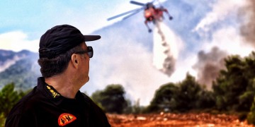 Φωτιά Ελαφόνησος: Ενισχύονται οι δυνάμεις, εκκενώθηκαν κάμπινγκ και ξενοδοχείο (βίντεο)