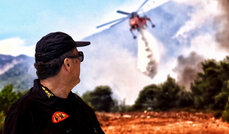 Φωτιά Ελαφόνησος: Ενισχύονται οι δυνάμεις, εκκενώθηκαν κάμπινγκ και ξενοδοχείο (βίντεο)