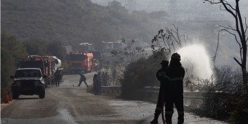 Σε ύφεση και οριοθετημένη η φωτιά στην Πεντέλη