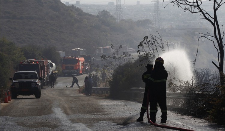 Σε ύφεση και οριοθετημένη η φωτιά στην Πεντέλη