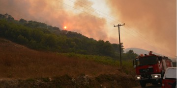 Φωτιές σε Ζάκυνθο και Μενίδι