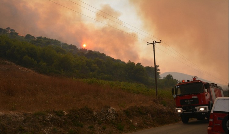Φωτιές σε Ζάκυνθο και Μενίδι