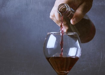 Ένα ποτήρι κόκκινο κρασί το βράδυ αδυνατίζει καλύτερα και από τη γυμναστική!
