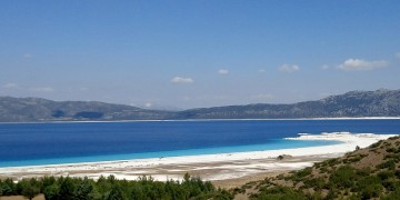 Η τιρκουάζ λίμνη Σαλντά, πόλος έλξης τουριστών στην Τουρκία