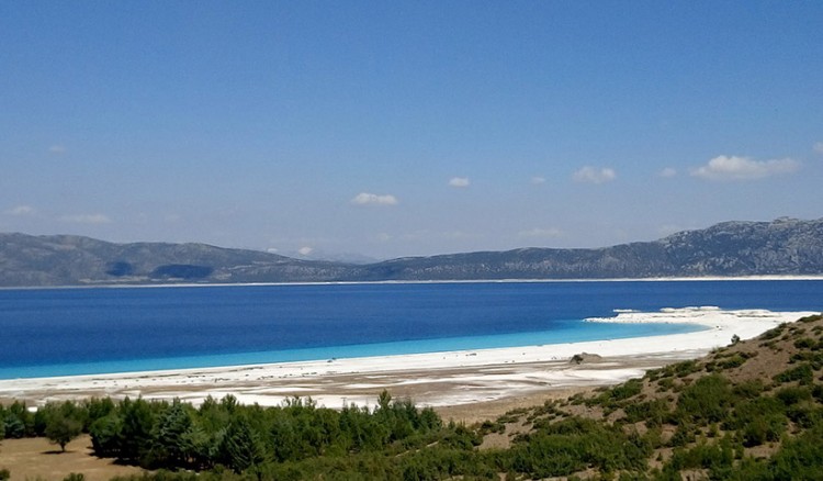Η τιρκουάζ λίμνη Σαλντά, πόλος έλξης τουριστών στην Τουρκία