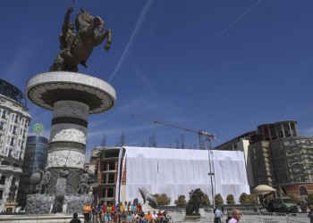 Κατέστρεψαν πινακίδες αγαλμάτων στα Σκόπια για την ελληνικότητα ιστορικών προσώπων