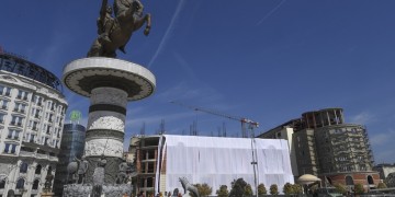 Κατέστρεψαν πινακίδες αγαλμάτων στα Σκόπια για την ελληνικότητα ιστορικών προσώπων