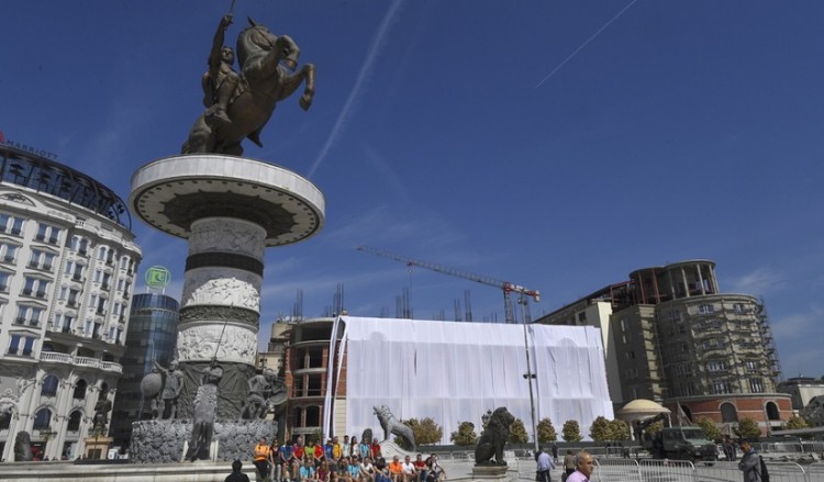 Κατέστρεψαν πινακίδες αγαλμάτων στα Σκόπια για την ελληνικότητα ιστορικών προσώπων