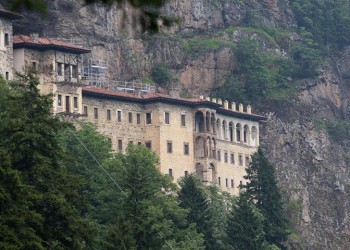 Οι επισκέπτες επιστρέφουν στην αγκαλιά της Παναγίας Σουμελά στον Πόντο, και κάνουν ρεκόρ (φωτο, βίντεο)