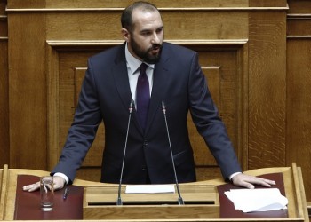 Διυπουργικό νομοσχέδιο: Κυβέρνηση και αντιπολίτευση διασταυρώνουν τα ξίφη τους στη Βουλή